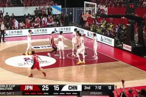 这算怎么个事儿？张镇麟和赵继伟篮下被对手一抢二，轻松得分！