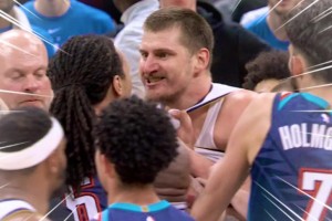 面目狰狞！从这表情你就可以看出约基奇有多愤怒了！