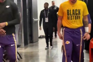 美媒晒詹姆斯&东契奇进场：两人怎么看起来不太熟的样子😂