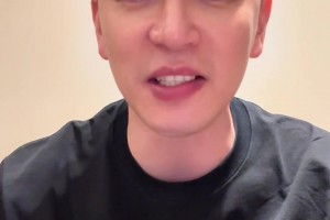 杨鸣发视频恭喜中国男篮再次完成惊天逆转👍🏻