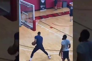 名场面：威少当着哈登的面，滑稽模仿他的后撤步！登哥都懵了🤣