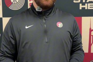 听混音教练赛后评价杨瀚森 ：很棒 特别在篮筐保护和禁区防守！