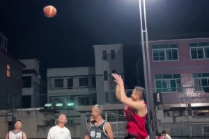 卧槽，野球场乔丹？大哥这手投篮简直不要太帅！